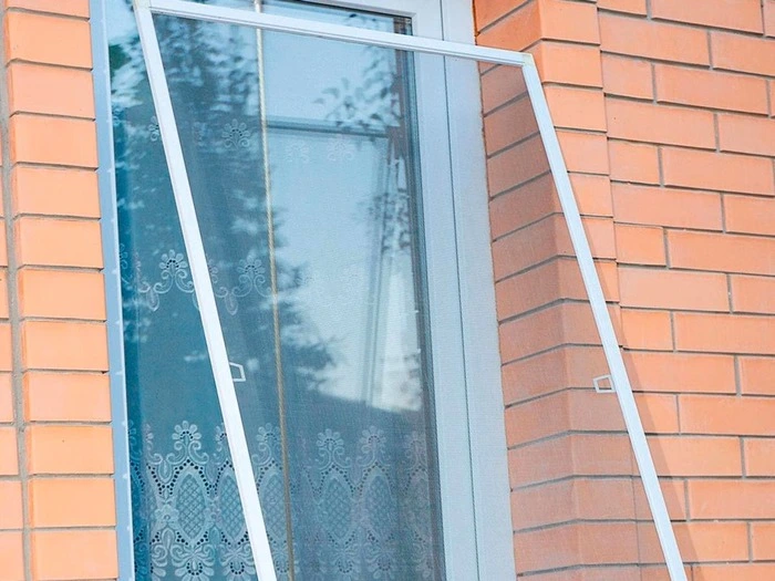 Mosquitera enrollable en una ventana